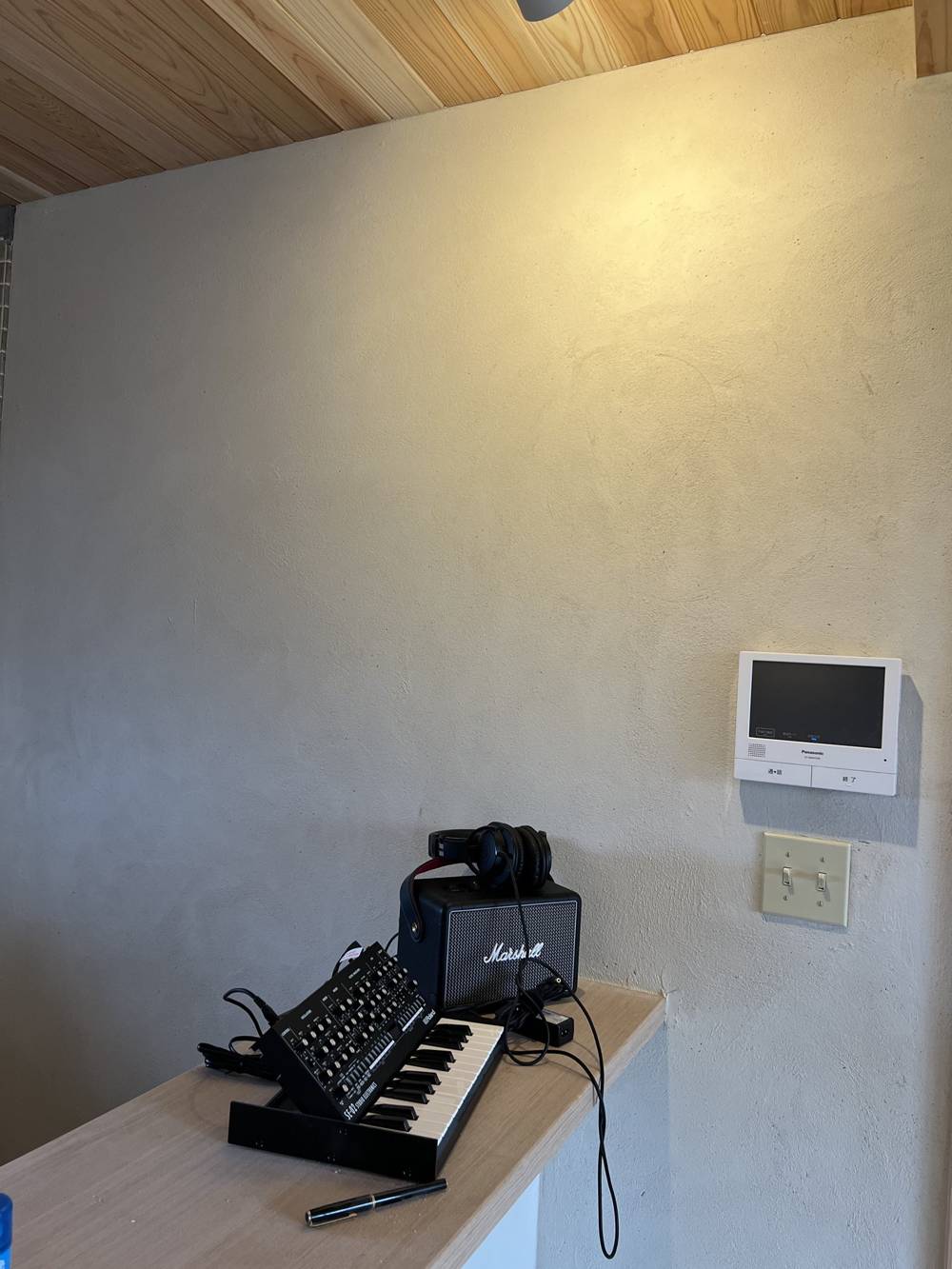 ショールームに置かれた楽器と音響機材